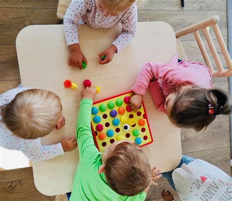Vaikas su specialiaisiais poreikiais žaidžia darželyje su pedagogu