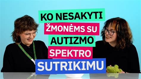 Vaikas su autizmo spektro sutrikimu žaidžia su specialiuoju pedagogu