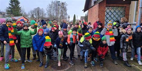 Vaikai pučia trispalvius balionus Vasario 16-osios šventei