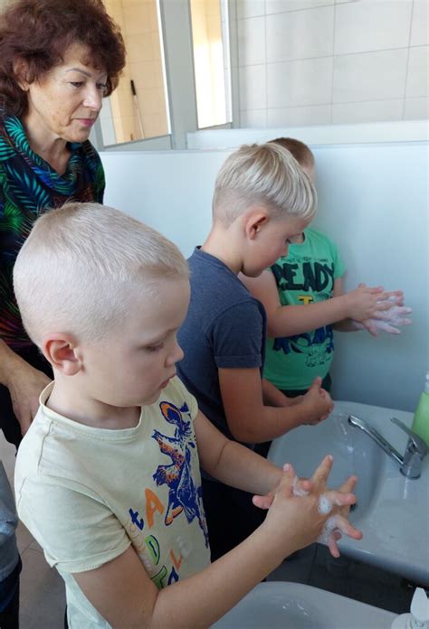 Vaikų rankų plovimo pamoka