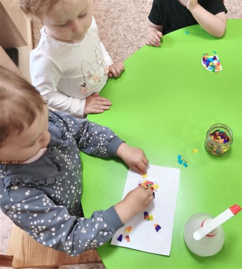Vaikai gamina spalvotą piešinį sprogdindami balionus su dažais