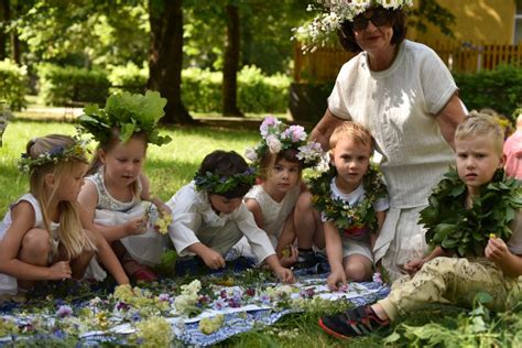 Vaikas dovanoja gėlę mamai darželio šventėje