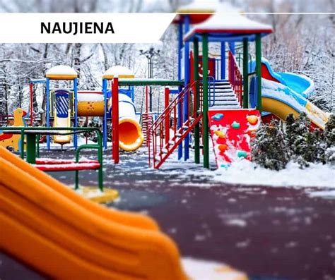 Vaikai darželio žaidimų aikštelėje