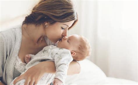 Mama laiko kūdikį ant rankų