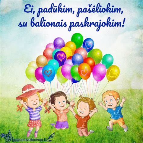 vaikai su balionais darželio kieme