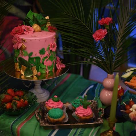 Tortas su flamingais ir keksiukais