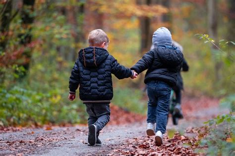 Vaikai miške tyrinėja pėdsakus