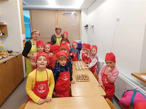 Vaikai atliekantys praktines mitybos užduotis grupėje