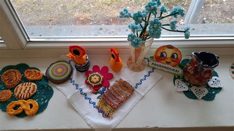 Vaikai ruošia Kaziuko mugės dirbinius iš gamtinių medžiagų