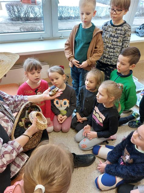 Kaziukas ir Kazytė linksmina vaikus darželio mugėje