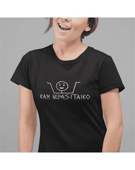 mergina pasirenka marškinėlius su užrašu