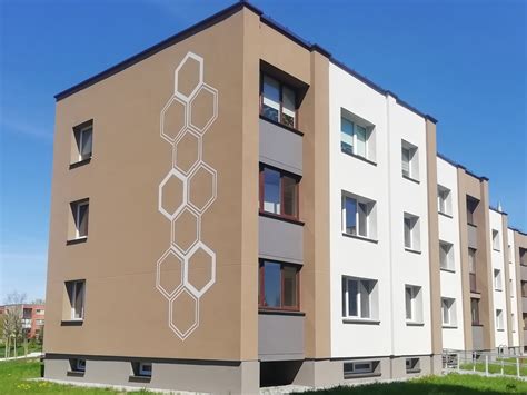 renovuotas daugiabutis namas su nauju fasadu