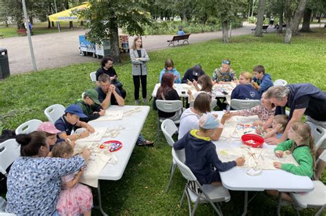 vaikai dalyvaujantys pažintinėje edukacijoje