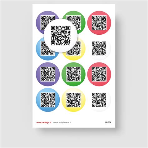 Vaikai medelyne su QR kodais