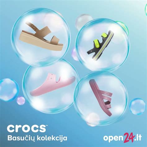 Linksma vaikiškų Crocs basučių kolekcija ant lentynos