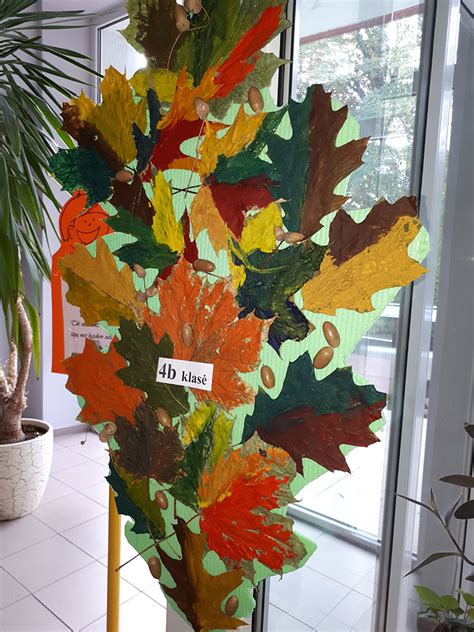 Rudens lapų mozaika ant lango