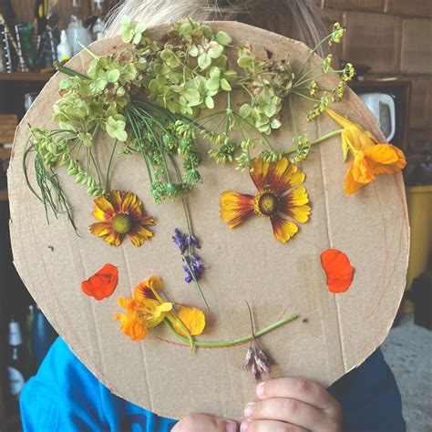 Vaikai, kuriantys meno kūrinius iš daržovių