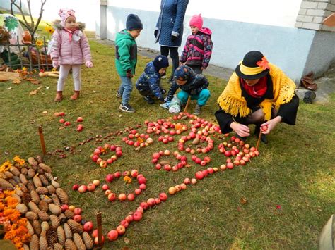 Vaikai, švenčiantys rudens šventę darželyje
