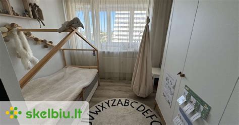 vaikiško kambario interjero su kompaktiškais baldais pavyzdys