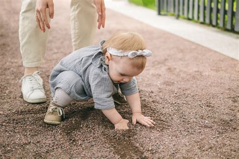 Kūdikis mokosi vaikščioti prilaikomas už rankų