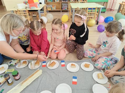Vaikai piešia darželio grupėje