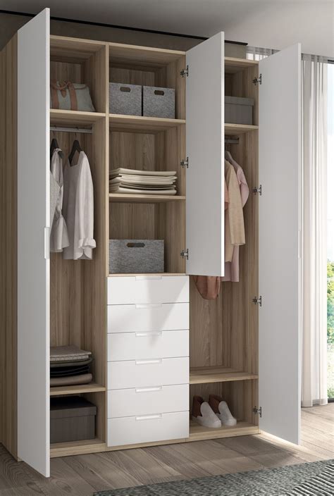 Vaikiškų drabužių spinta su tvarkingai sukabintais rūbais