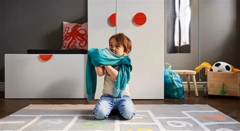 Vaiko mokymas savarankiškai kabinti drabužius spintoje