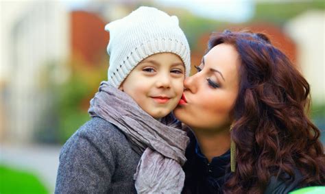 mama atsisveikina su vaiku darželyje
