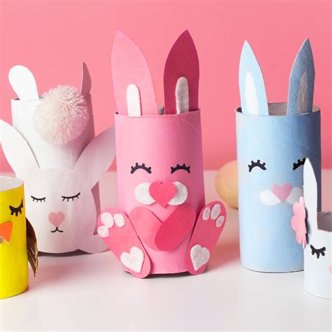 Vaikai darželyje gamina velykines dekoracijas iš popieriaus