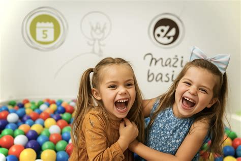 Vaikai tyrinėja pojūčius per žaidimą