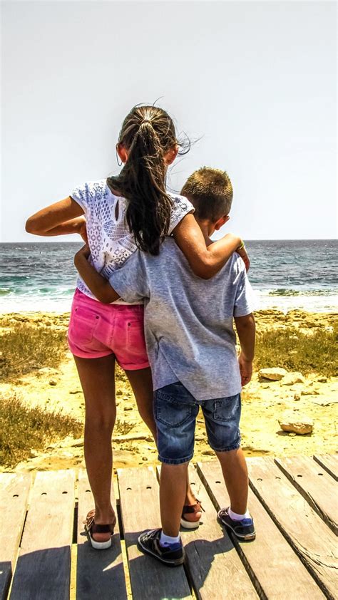 Berniukas ir mergaitė žaidžia kartu