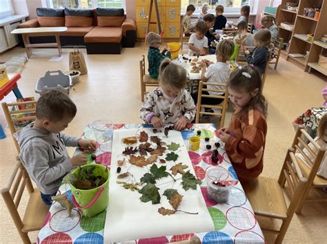 Vaikai darželyje tyrinėjantys rudens gėrybes