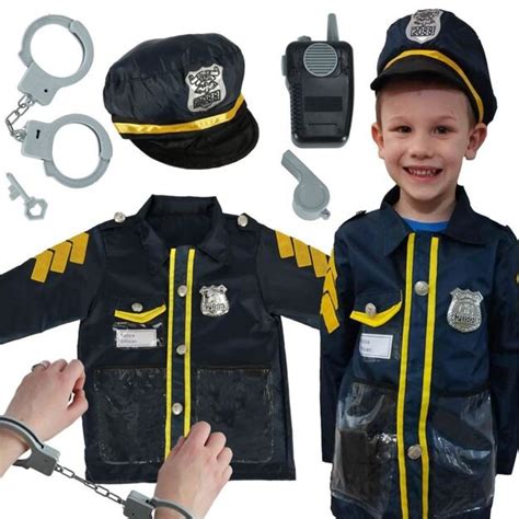 Berniukas su policininko kostiumu ir žaisliniu automobiliu