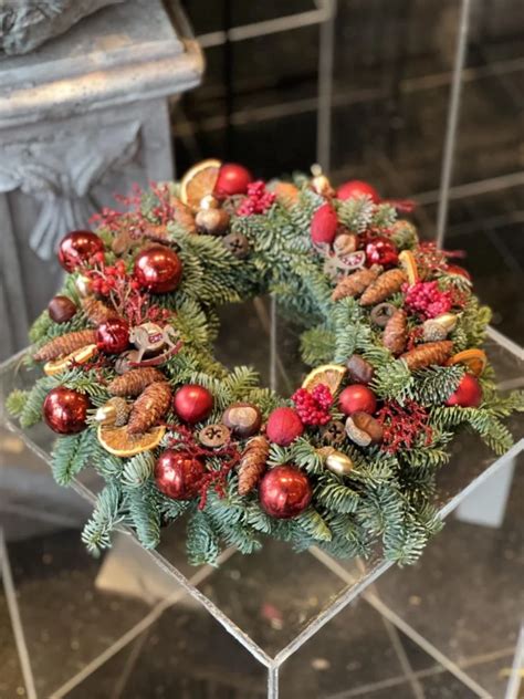 Tradiciniai raudonos ir auksinės spalvos kalėdiniai papuošimai