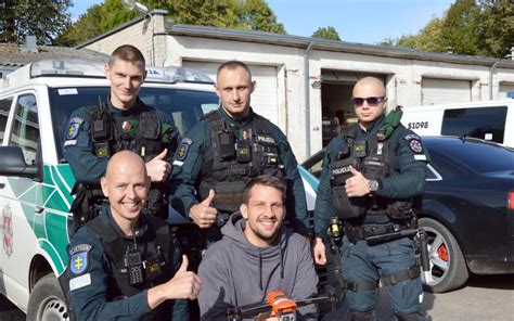 Gelbėtojų ir policijos paieškos operacija miške ar atviroje vietovėje