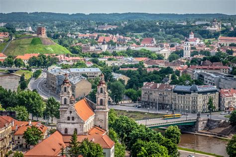 Vilniaus miesto panorama su matomais darželiais