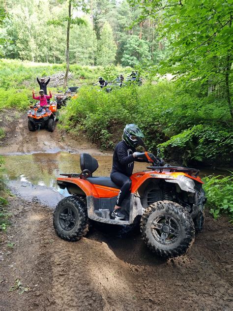 Vaikai ant keturračių