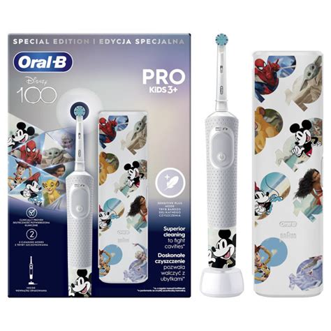 Vaikas naudojasi elektriniu dantų šepetėliu Oral-B su Disney personažais