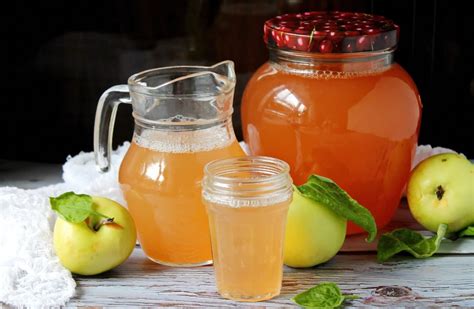 Šviežių obuolių sultys stiklinėje