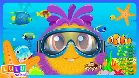 vaikas skaitantis knygą prie jūros