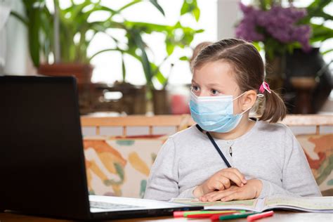 Vaikas su medicinine kauke laukiamajame pas gydytoją