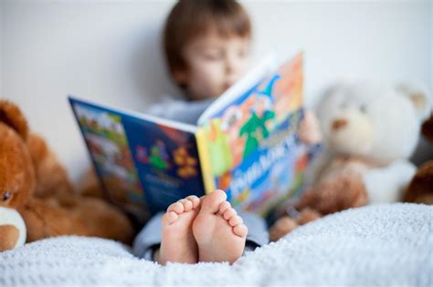 Tėvai atidžiai skaito kūdikio aliejaus etiketę