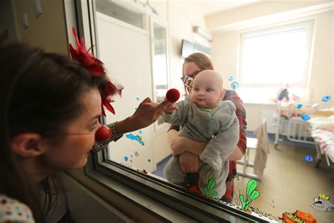 Gydytojai klounai su vaikais ligoninėje