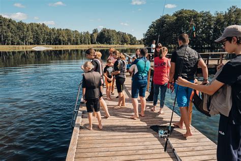 vaikai stovykloje užsiimantys aktyvia veikla gamtoje