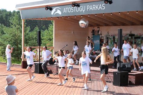 vaikai besimokantys komandinio darbo per stovyklos žaidimus