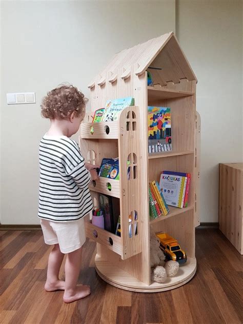 vaikas laipiojantis ant Montessori žaislų