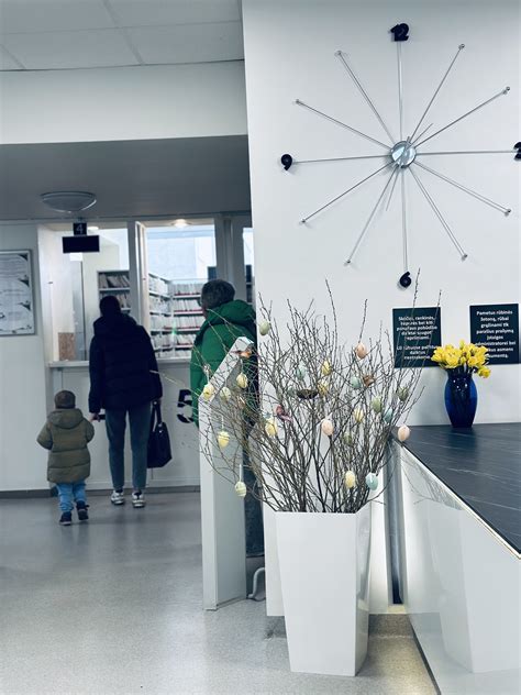 jaukus globos namų kiemas su pavasario dekoracijomis