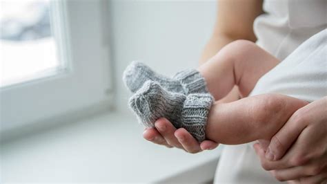 kūdikio rankytės su švelniomis vilnonėmis pirštinėmis