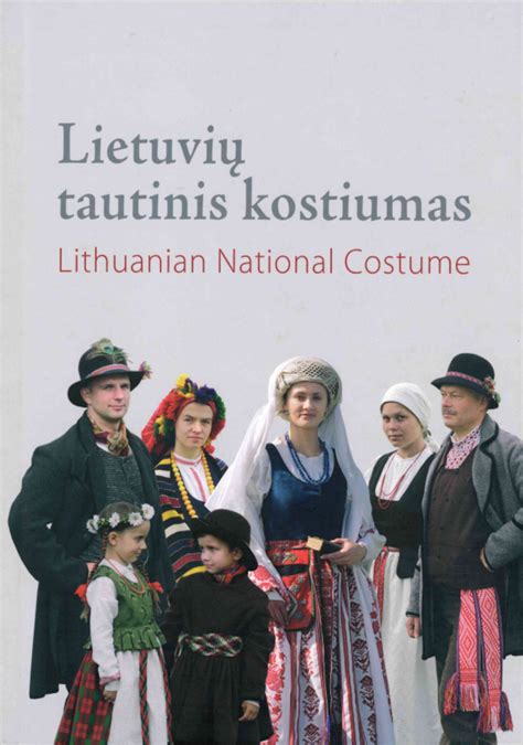 Vaikai tautiniais kostiumais prekiauja mugėje