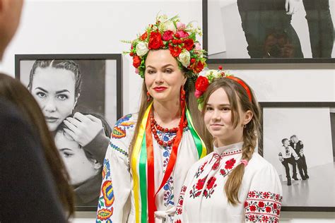 Eltonas Džonas su šeima Nacionalinėje portretų galerijoje